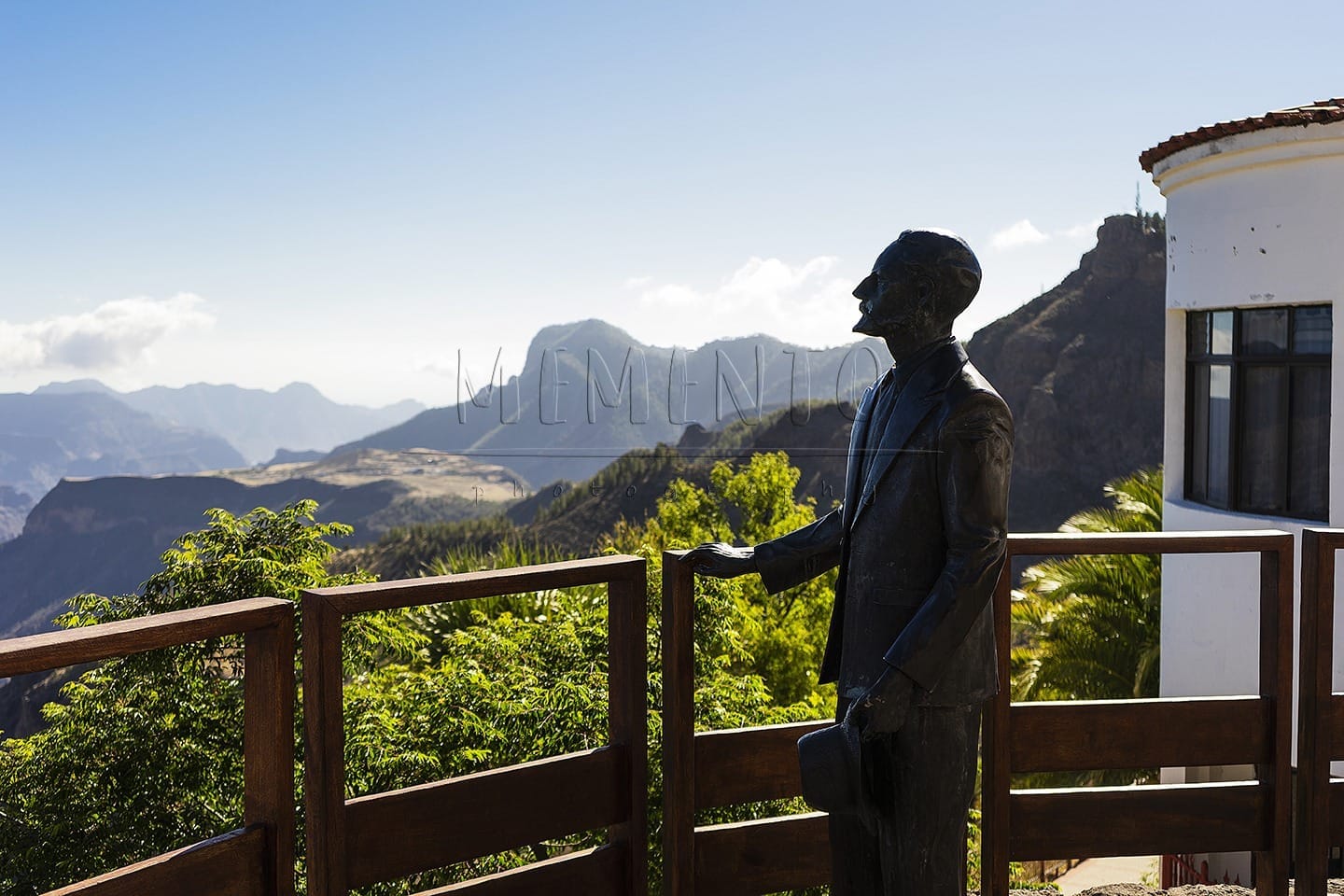 Estatua de hombre en mirador con vistas a montañas