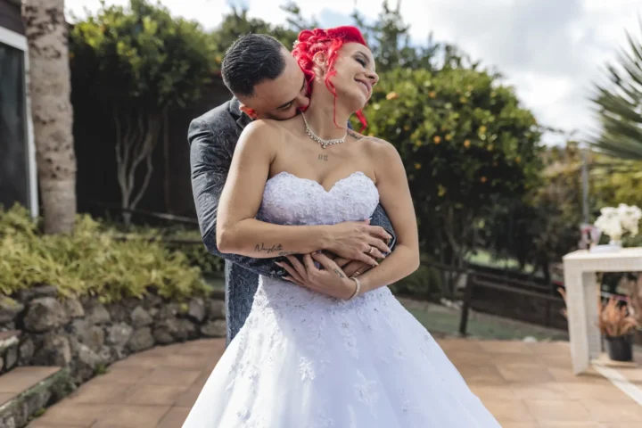 Pareja novia y novio en jardín el día de boda
